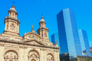 Stadtkathedrale und im Stadtzentrum gelegenes modernes Gebäude, Santiago de Chile, Chile, Südamerika Stadtkathedrale und im Stadtzentrum gelegenes modernes Gebäude, Santiago de Chile, Chile, Südamerika